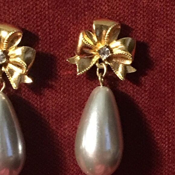 VINTAGE 1989 Avon Bow Drop Silver Gray Drop Earrings - Picture 3 of 5